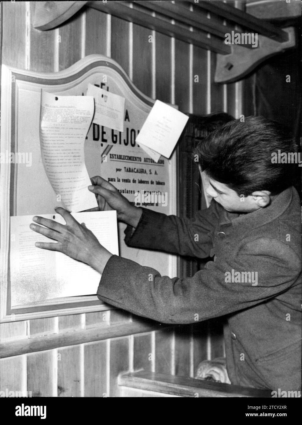 12/31/1962. Mit der Schaltfläche werden die Ankündigungen der Ereignisse entfernt oder auf der Tafel angezeigt. Quelle: Album / Archivo ABC / Basabe Stockfoto