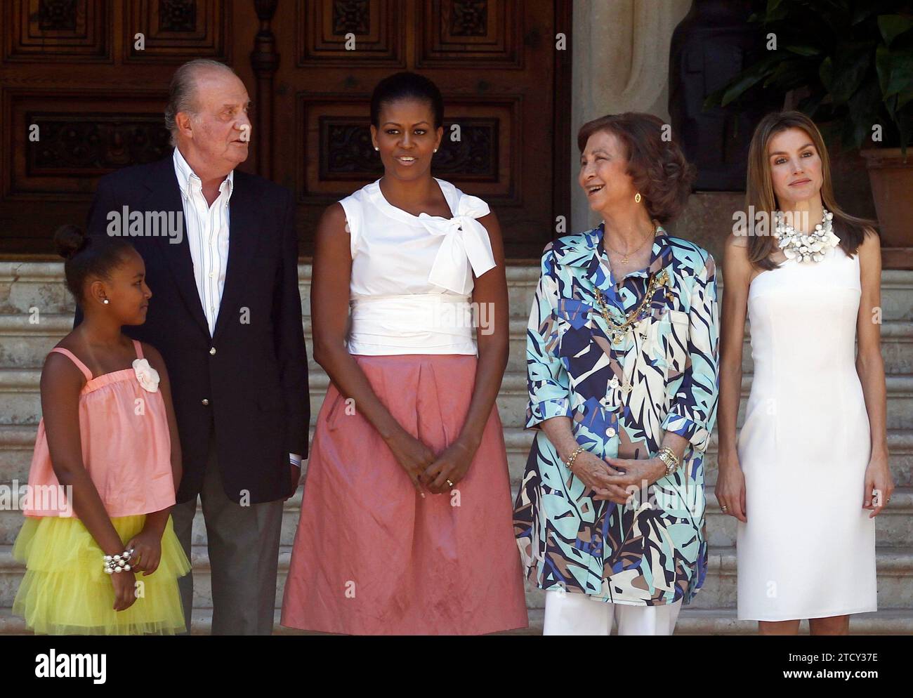 08/07/2010. 08-08-10. Palma de Mallorca. König Juan Carlos, Königin Sofia und Prinzessin Letizia posieren mit Michael Obama und ihrer Tochter im Marivent Palace. Roque Martinez. Quelle: Album / Archivo ABC / Roque Martínez Stockfoto