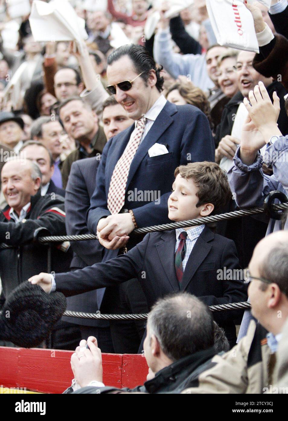 03/16/2008. Mikel Ponce... Valencia...... 17-3-08...... Felipe Juan Froilan von Todos los Santos sammelt Enrique Ponce's montera, indem er ihm heute in der Stierkampfarena von Valencia einen Stier schenkt. Quelle: Album / Archivo ABC / Mikel Ponce Stockfoto