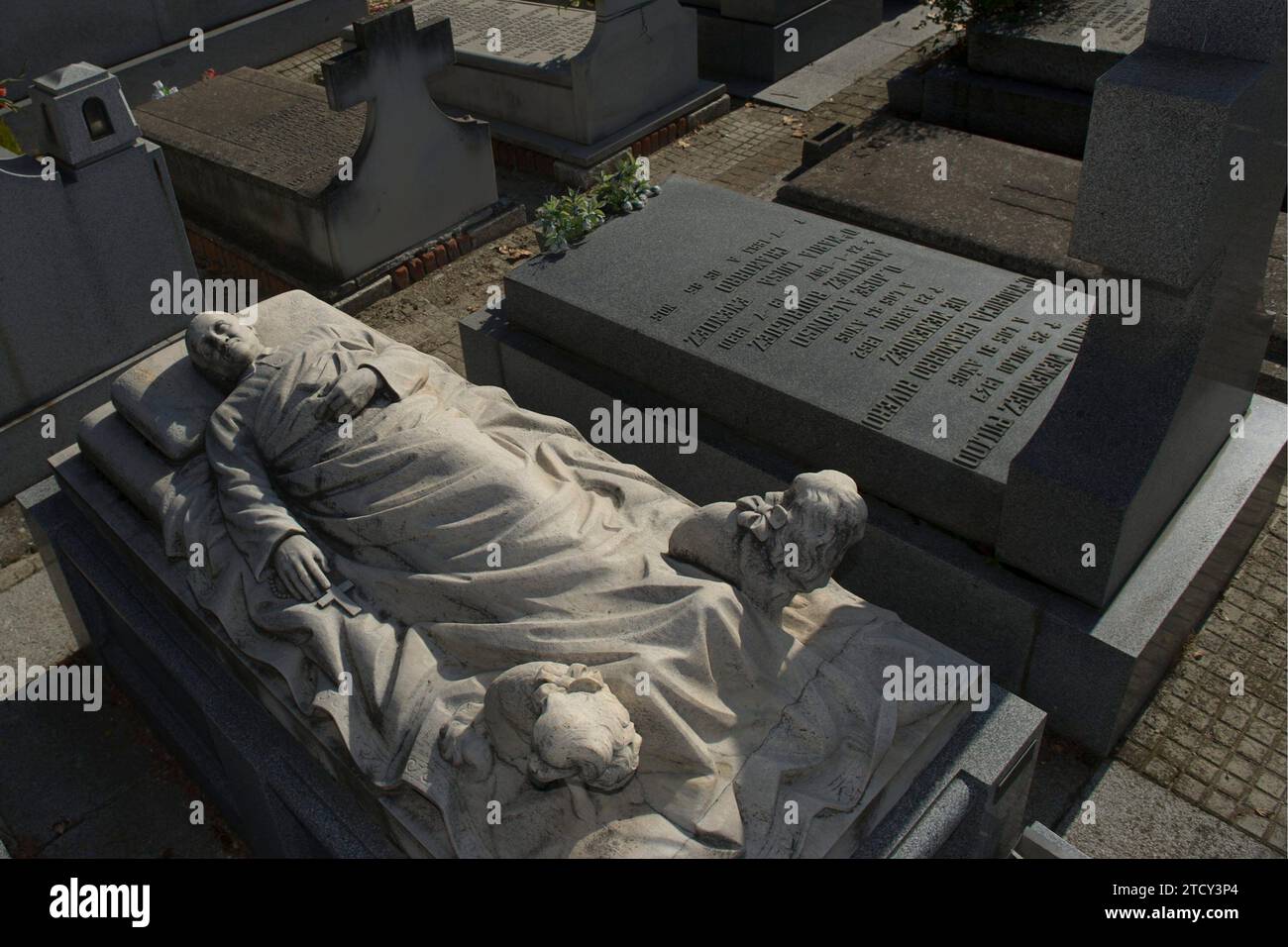 Madrid, 10/30/2011. Almudena Friedhof. Allerheiligen. Grab eines Mannes und eines Hundes. Foto: San Bernardo. Archdc. Quelle: Album / Archivo ABC / Eduardo San Bernardo Stockfoto