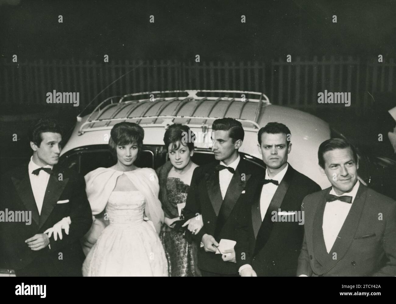 Cannes (Frankreich), Mai 1960. XIII. Cannes Festival. Eine der Gruppen von Spaniern, die an der Vorführung des Films „Los Golfos“ teilnahmen, darunter einige Schauspieler aus dem Film. Von links nach rechts: Manolo Zarzo, María Mayer, Marta Padovan, Oscar Cruz, Luis Marín und der Stierkämpfer Mario Cabré. Quelle: Album / Archivo ABC / Requena Stockfoto