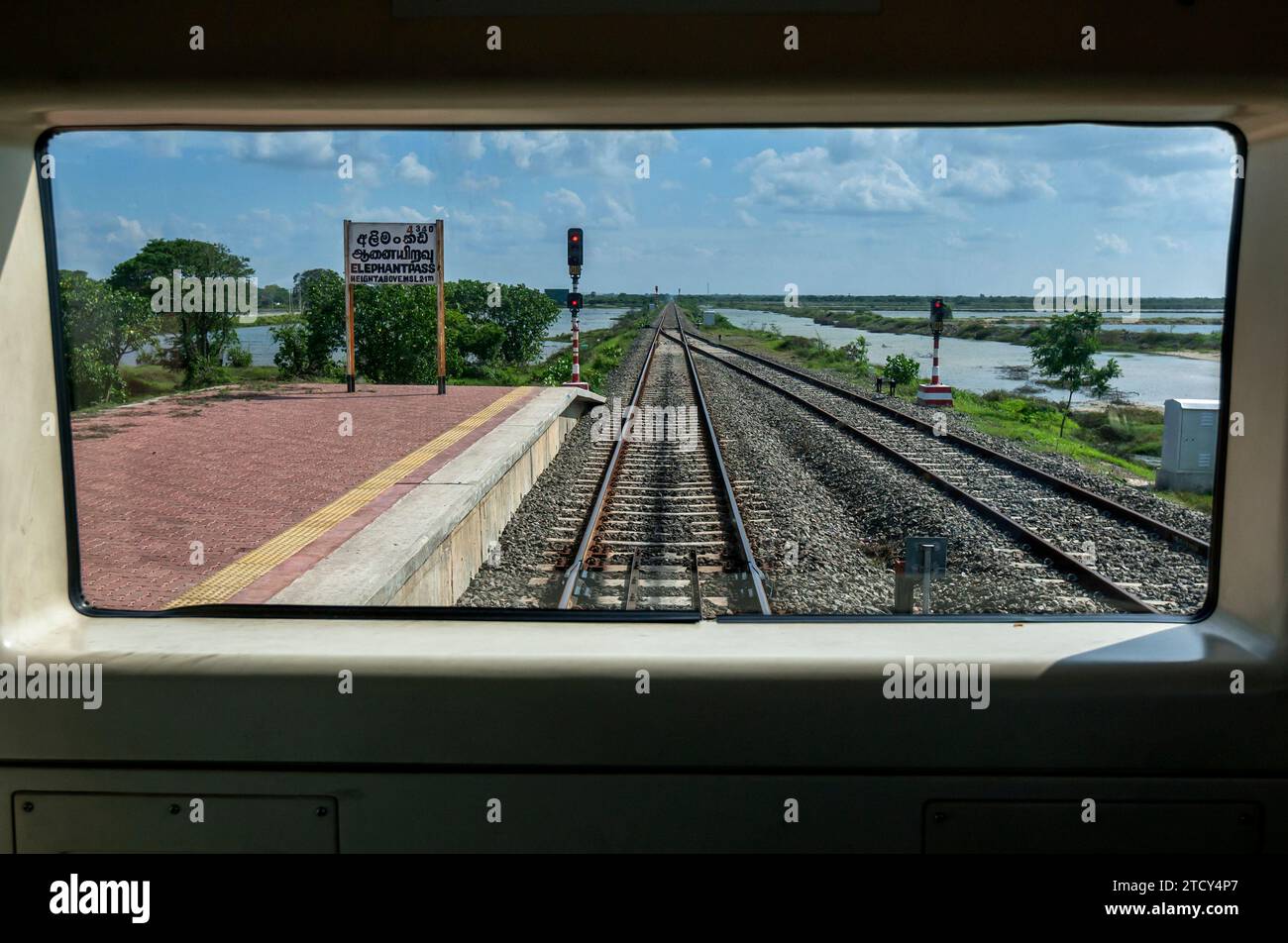 Der Zug von Anuradhapura nach Jaffna führt durch den Bahnhof Elephant Pass und das Gebiet, das während des Bürgerkriegs in Sri Lanka berüchtigt wurde. Stockfoto
