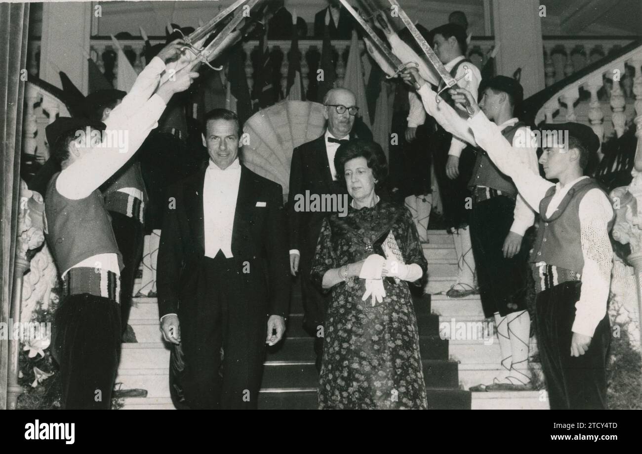 San Sebastián, Juni 1964. XII San Sebastián Festival. Der Direktor des Festivals, Carlos Fernández Cuenca, seine Frau und Mario Cabré. Quelle: Album/Archivo ABC Stockfoto