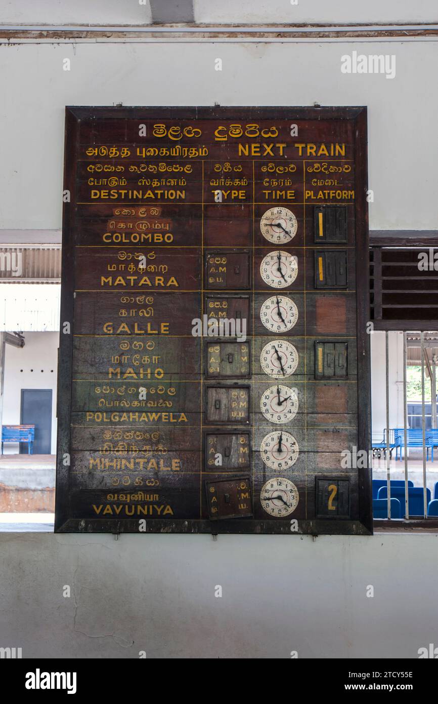 Die alte hölzerne Fahrplantafel auf dem Bahnsteig am Bahnhof Anuradhapura in Sri Lanka. Stockfoto