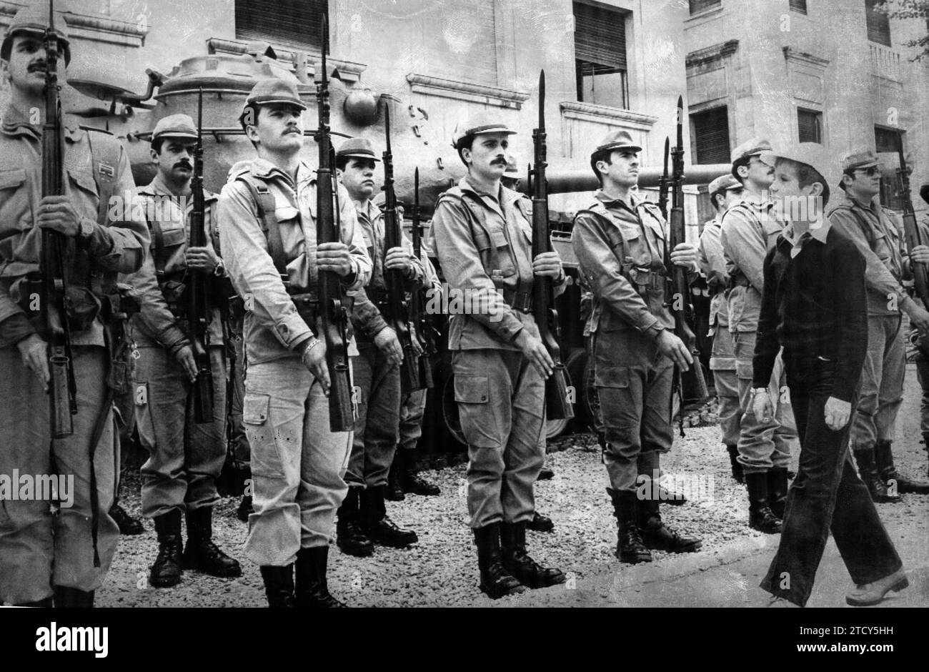 Madrid, 06.11.1977. Prinz Felipe, zu seinem Besuch in der höheren Polytechnischen Schule der Armee. Auf dem Bild sieht er den Wächter. Quelle: Album/Archivo ABC Stockfoto