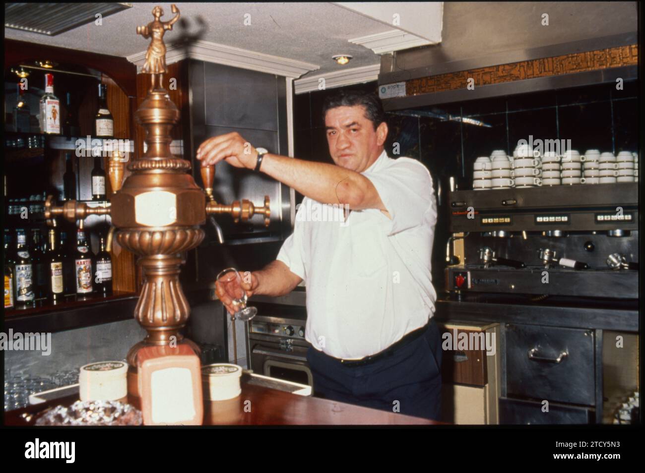 Madrid. Urtain serviert um 1990 ein Bier in einer Bar. Quelle: Album/Archivo ABC Stockfoto