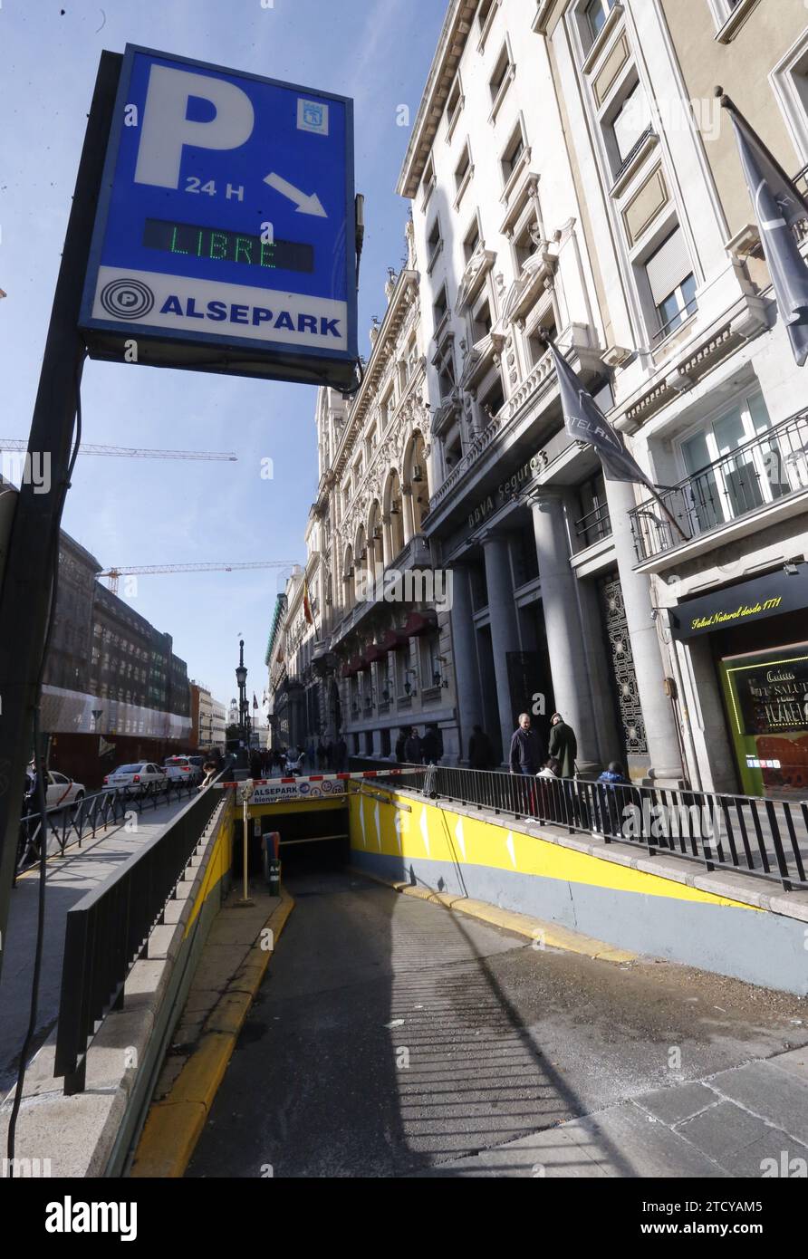 Madrid, 12.02.2015. Beschränkungen des Parkens im SER-Gebiet von Madrid für nicht in der Hauptstadt ansässige Kraftfahrzeuge nach Anwendung der zweiten Phase des Plans zur Bekämpfung der Umweltverschmutzung. Foto: Jaime García ARCHCD. Quelle: Album / Archivo ABC / Jaime García Stockfoto