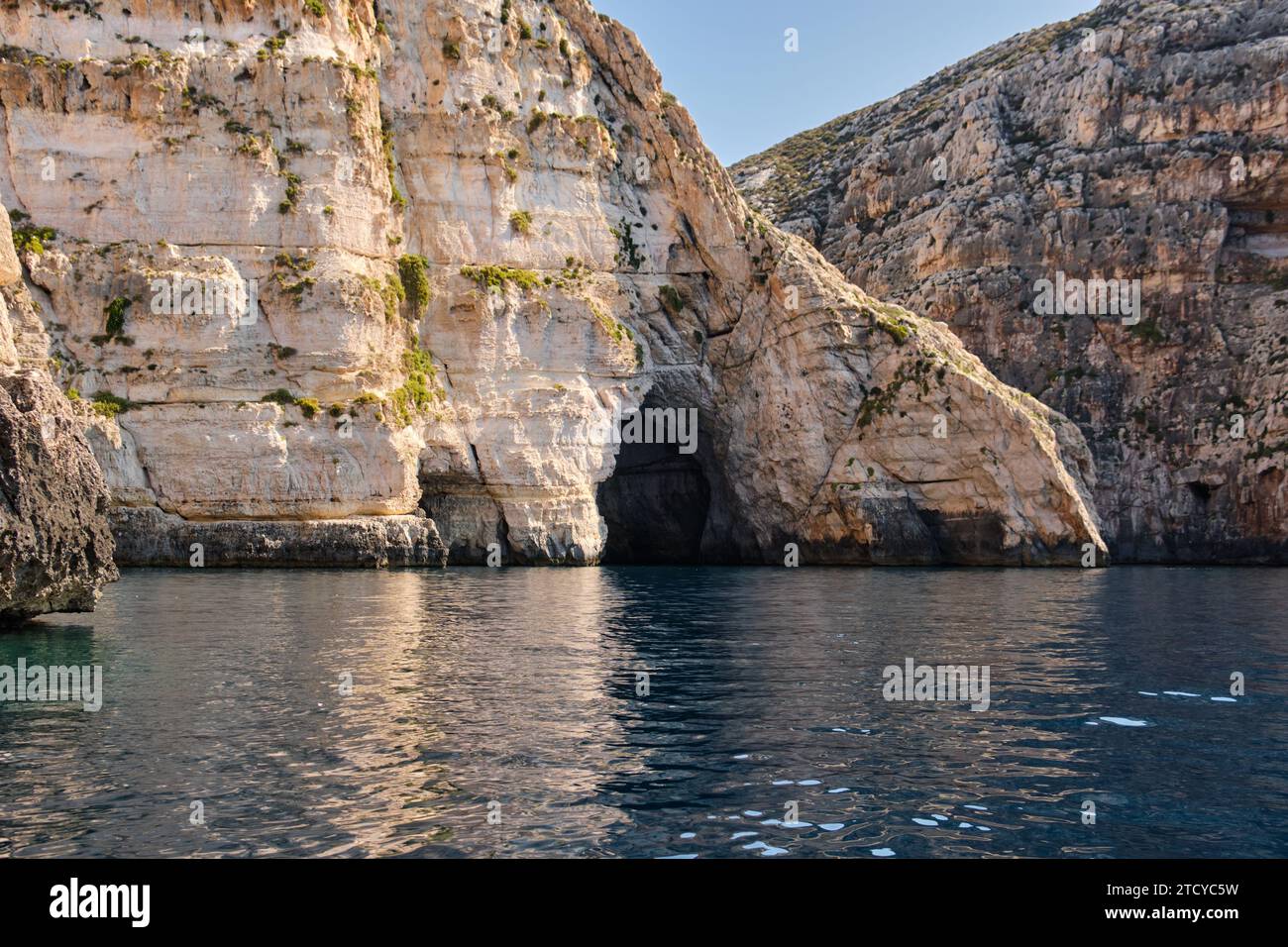 Eine der sechs Höhlen in der Blauen Grotte, die nach vielen Jahrhunderten durch das rauschende Wasser des Meeres geschaffen wurde - Qrendi, Malta Stockfoto