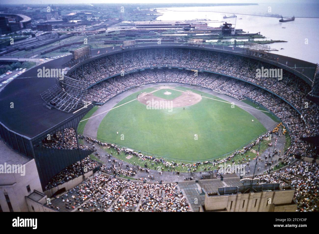 CLEVELAND, OH - 1956: Aus der Vogelperspektive des Heims der Cleveland Indians um 1956 im Cleveland Municipal Stadium in Cleveland, Ohio. (Foto: Hy Peskin) Stockfoto