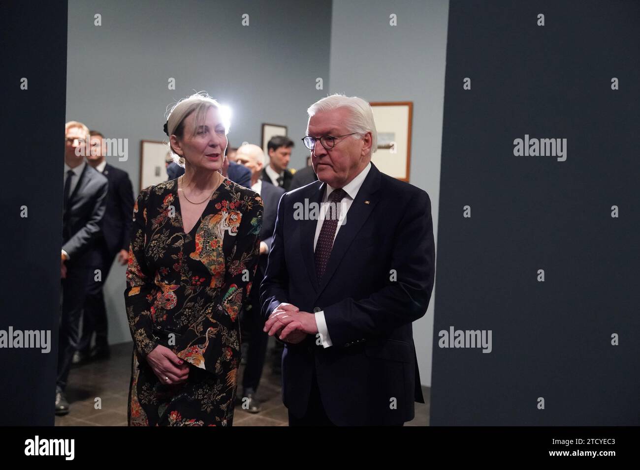 Hamburg, Deutschland. Dezember 2023. Bundespräsident Frank-Walter Steinmeier spricht mit Marion Ackermann, Generaldirektorin der Staatlichen Kunstsammlungen Dresden, bei einem Rundgang durch die Jubiläumsausstellung Caspar David Friedrich in der Hamburger Kunsthalle. Die Hamburger Kunsthalle startet mit einer großen Retrospektive das 250-jährige Jubiläum von Caspar David Friedrich (1774-1840). Patron und Bundespräsident Steinmeier eröffnete die Ausstellung offiziell mit mehr als 60 Gemälden und rund 100 Zeichnungen. Quelle: Marcus Brandt/dpa/Alamy Live News Stockfoto