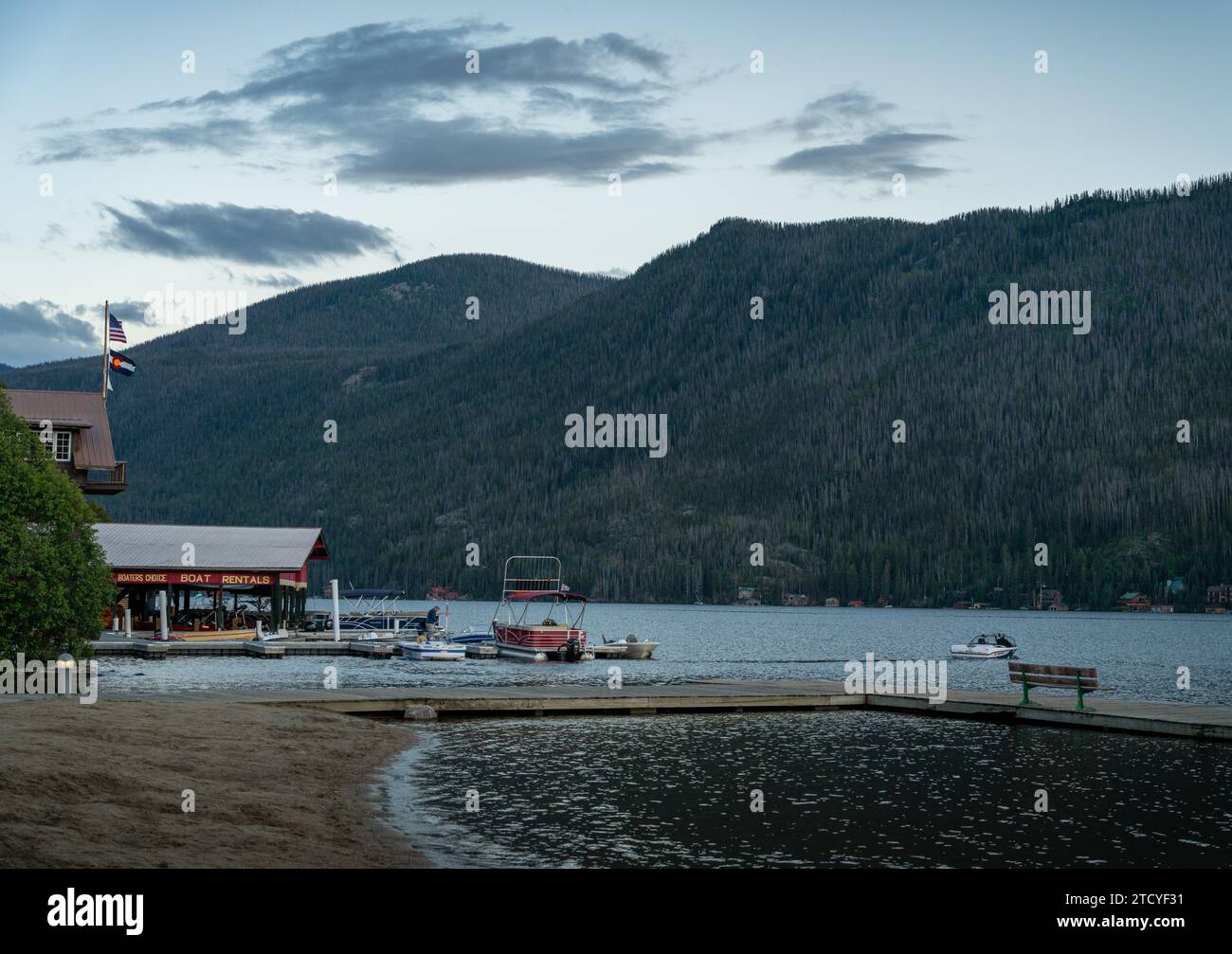 Dämmerung am Grand Lake Marina mit Bergen und Kiefern in Colorado. Stockfoto