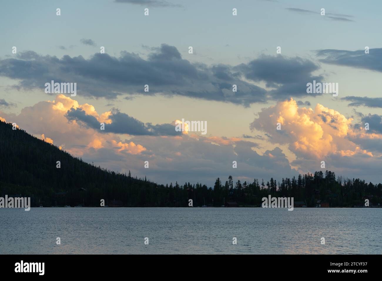 Der Sonnenuntergang beleuchtet die Wolken über dem ruhigen Wasser des Grand Lake, Colorado. Stockfoto