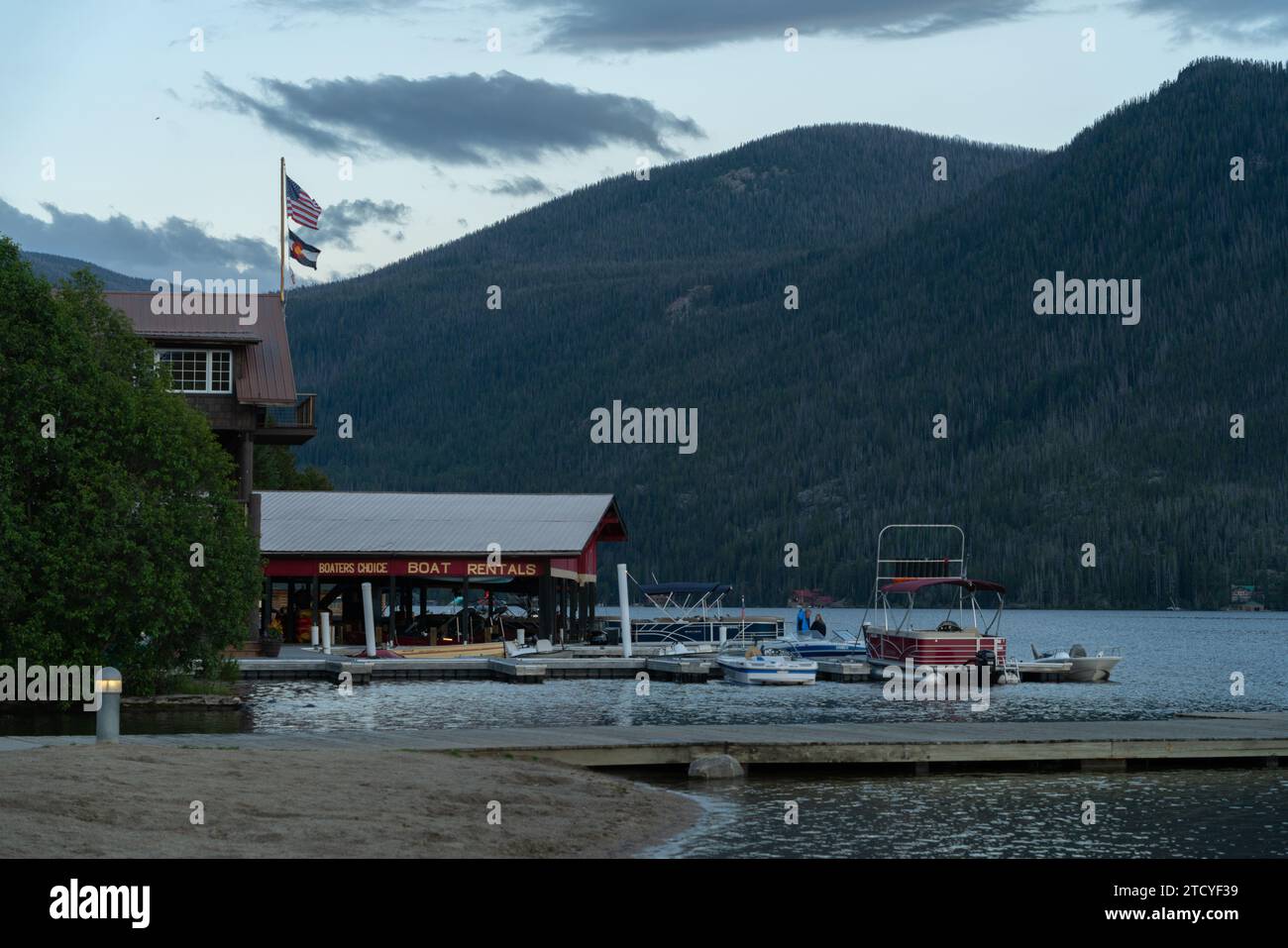 Dämmerung am Grand Lake Marina mit Bergen und Kiefern in Colorado. Stockfoto