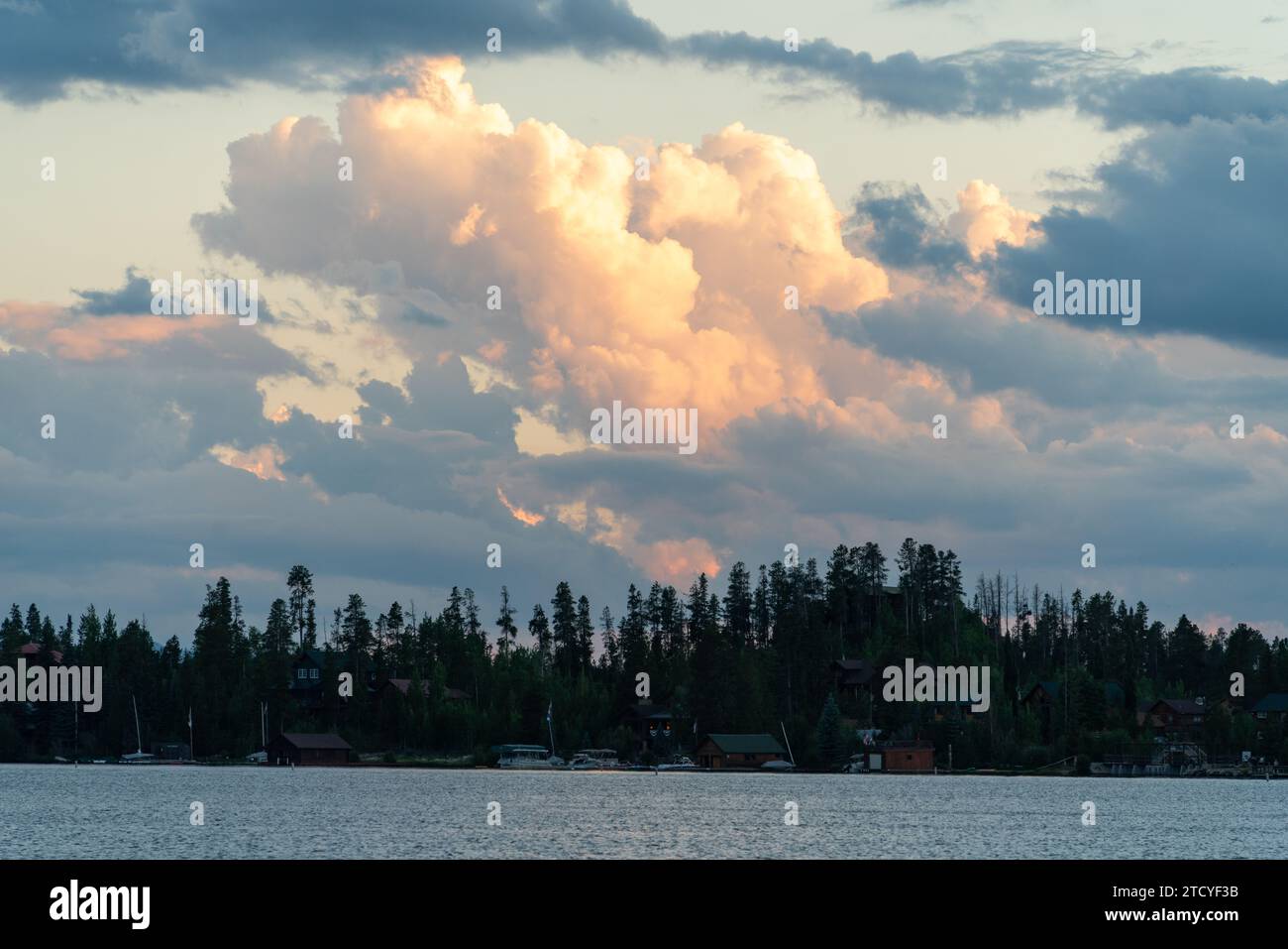 Der Sonnenuntergang beleuchtet die Wolken über dem ruhigen Wasser des Grand Lake, Colorado. Stockfoto