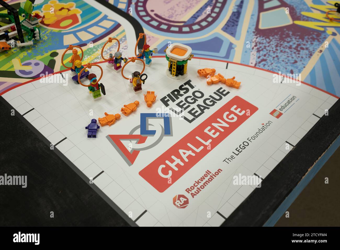 Nahaufnahme eines FIRST LEGO League (FLL) Wettkampffeldes, das am Samstag, den 2. Dezember 2023 bei einem Regionalwettbewerb in Salem, Oregon, zu sehen war. Stockfoto