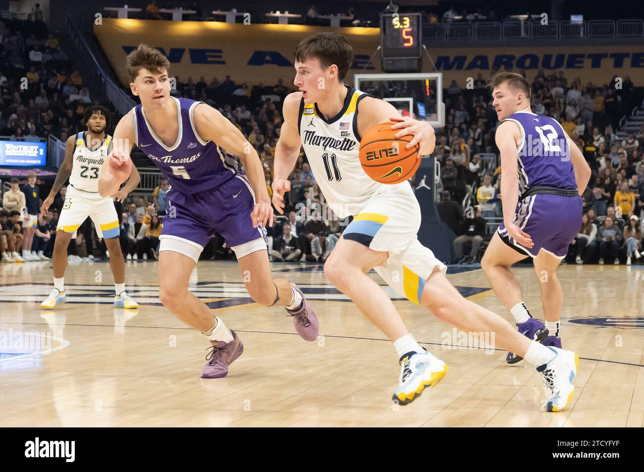 14. Dezember 2023: Marquette Golden Eagles Guard Tyler Kolek (11) dribbelt an St. vorbei Thomas - Minnesota Tommies Stürmer Parker Bjorklund (5) während des NCAA Basketballspiels zwischen St. Thomas – Minnesota Tommies und die Marquette Golden Eagles im Fiserv Forum in Milwaukee, WI. Kirsten Schmitt/Cal Sport Media. (Bild: © Kirsten Schmitt/Cal Sport Media) Stockfoto