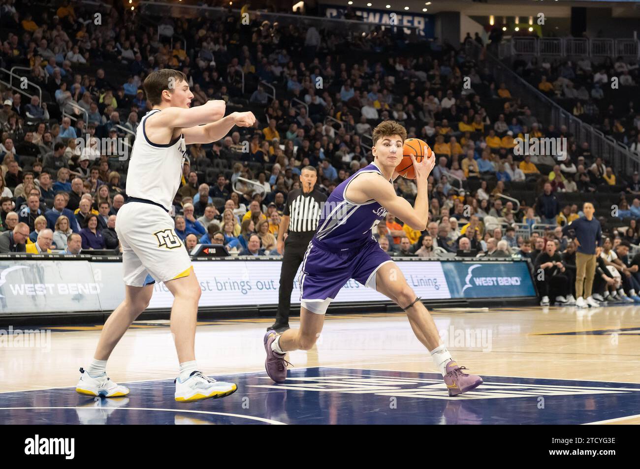 Dezember 2023: St. Thomas – Minnesota Tommies Stürmer Parker Bjorklund (5) sucht Marquette Golden Eagles Wachmann Tyler Kolek (11), der während des NCAA-Basketballspiels zwischen St. Thomas – Minnesota Tommies und die Marquette Golden Eagles im Fiserv Forum in Milwaukee, WI. Kirsten Schmitt/Cal Sport Media. Stockfoto