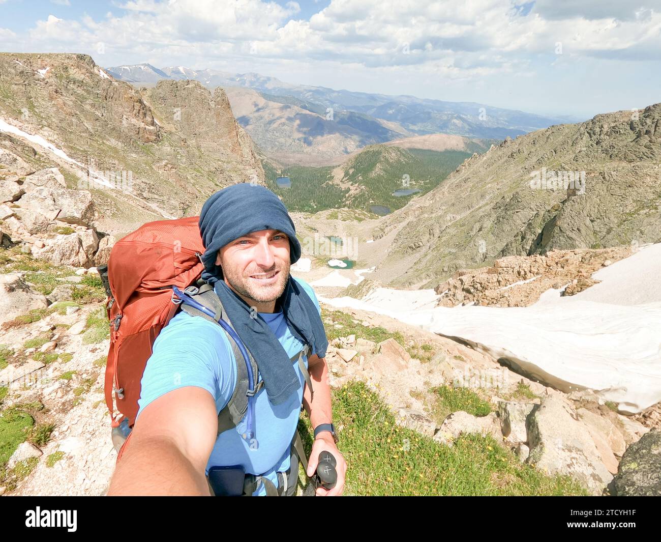 Ein männlicher Wanderer macht ein Selfie vor dem Hintergrund der weitläufigen Bergaussichten im Rocky Mountain National Park. Stockfoto