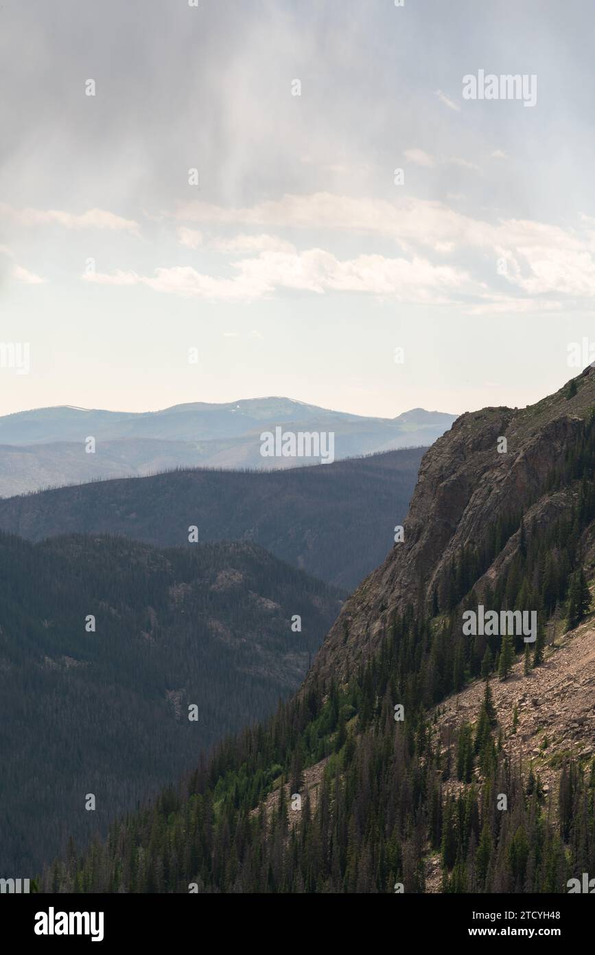 Der atemberaubende Blick auf den Rocky Mountain National Park unter bedecktem Himmel bietet ein friedliches und introspektives Wandererlebnis in Colorado's riesiger Landschaft Stockfoto