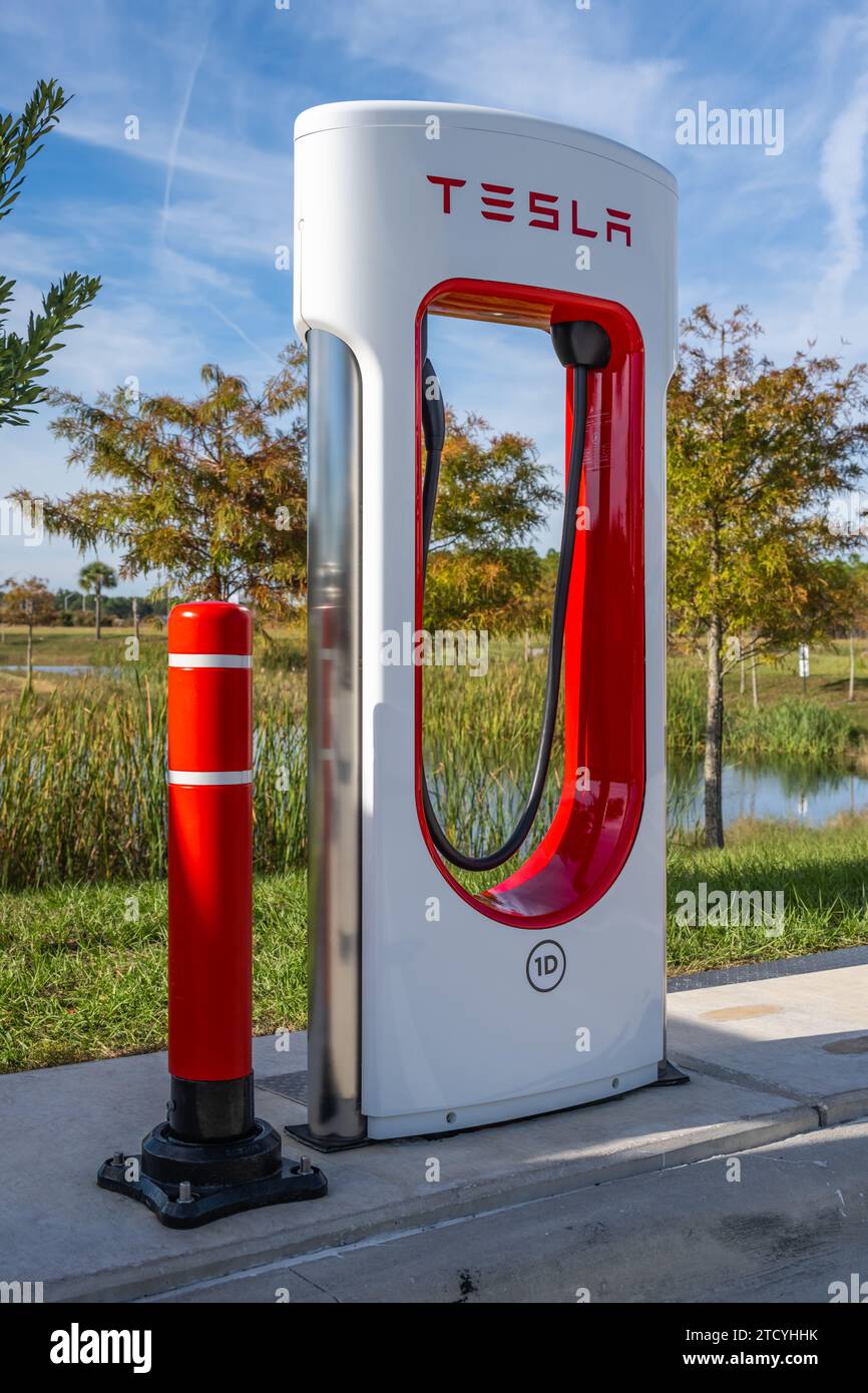 Tesla Supercharger EV Station entlang der I-95 bei Buc-ees in Datona Beach, Florida. (USA) Stockfoto