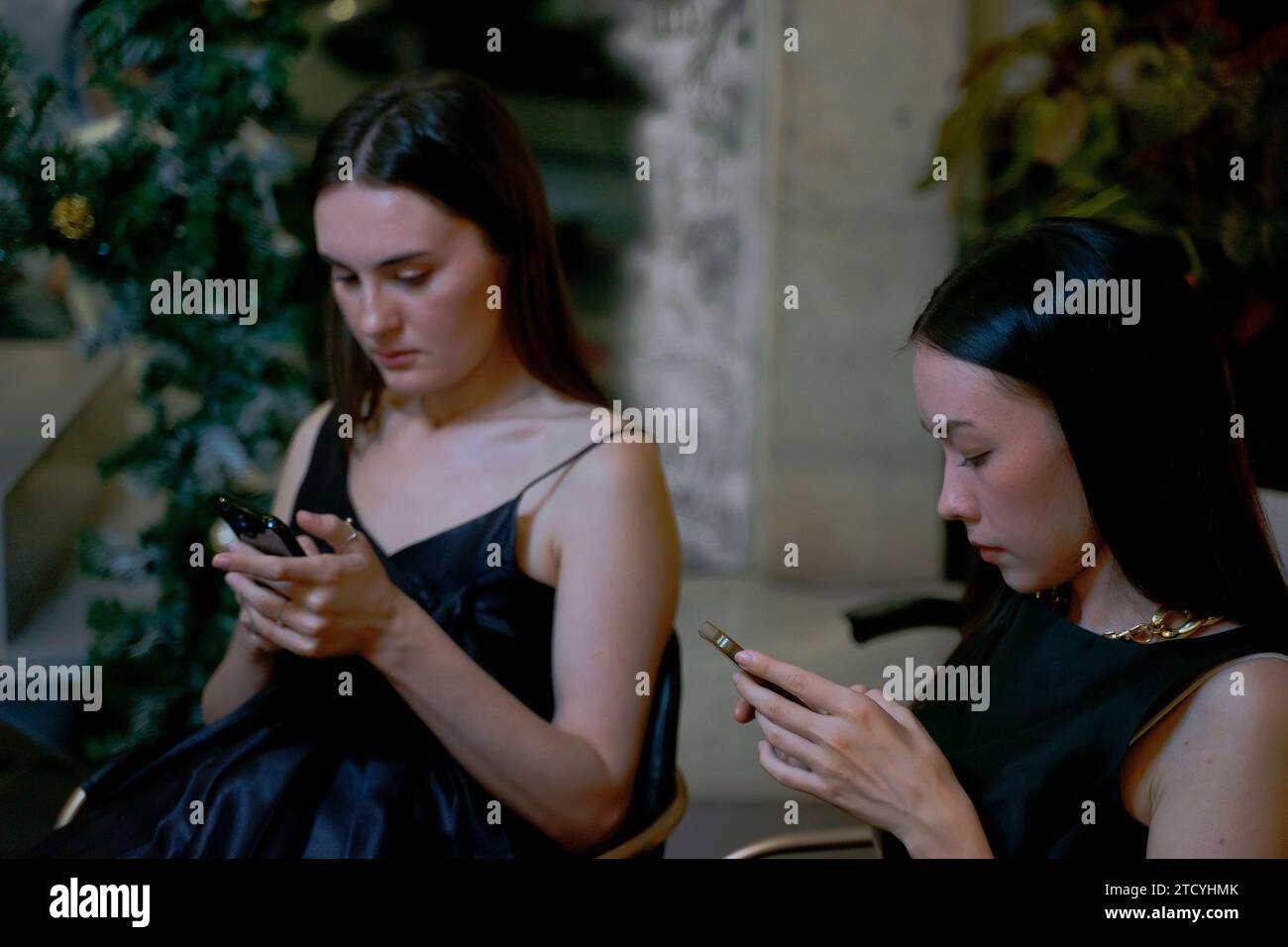 Kunde spielt Smartphone im Nachtclub. Lifestyle und Technologiekonzept. Stockfoto