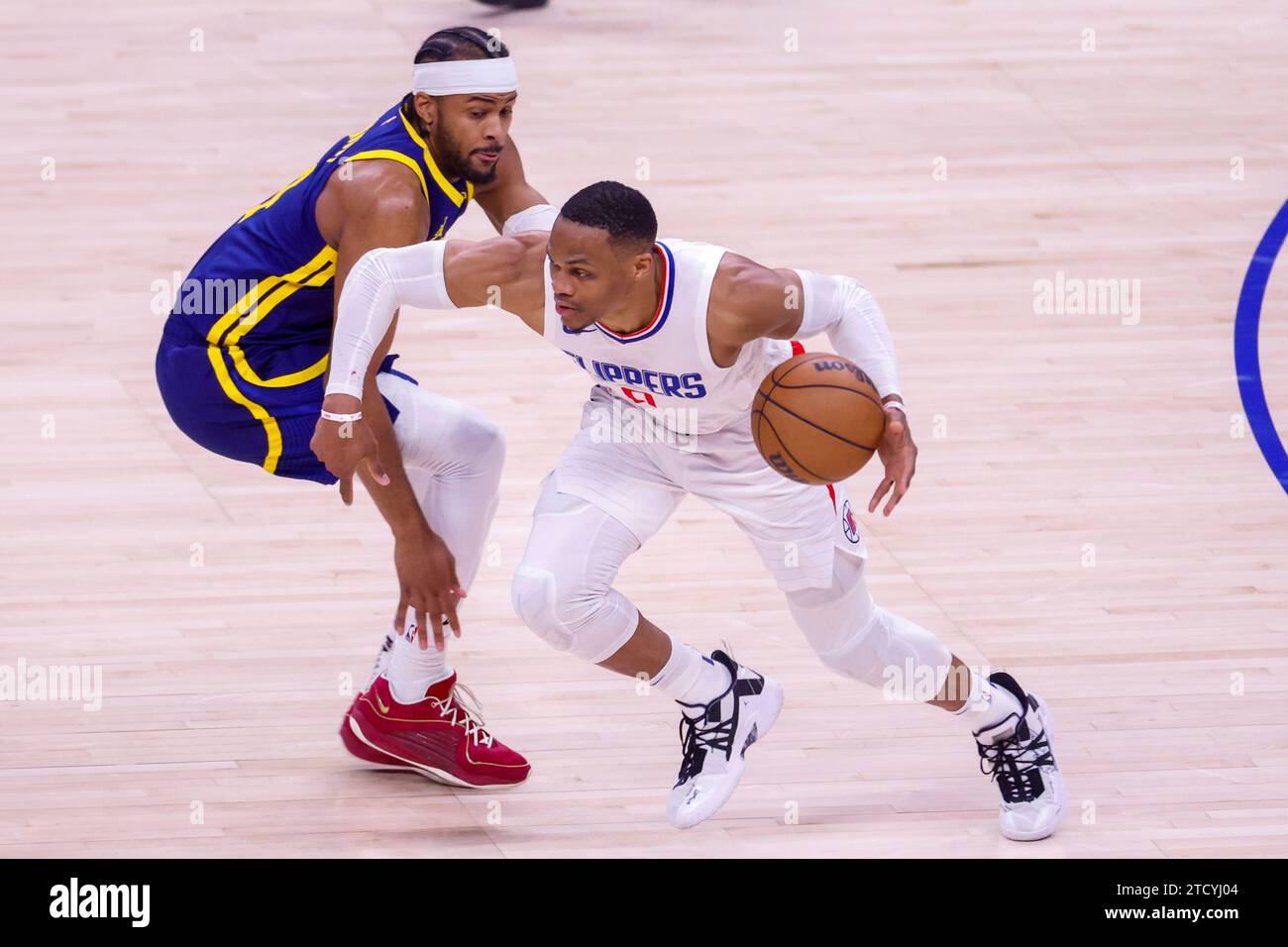 Los Angeles, Kalifornien, USA. Dezember 2023. Los Angeles Clippers' Russell Westbrook #0 fährt gegen Moses Moody #4 der Golden State Warriors während eines NBA-Basketballspiels in der Crypto.com Arena am Donnerstag, den 14. 2023, in Los Angeles. (Kreditbild: © Ringo Chiu/ZUMA Press Wire) NUR REDAKTIONELLE VERWENDUNG! Nicht für kommerzielle ZWECKE! Stockfoto