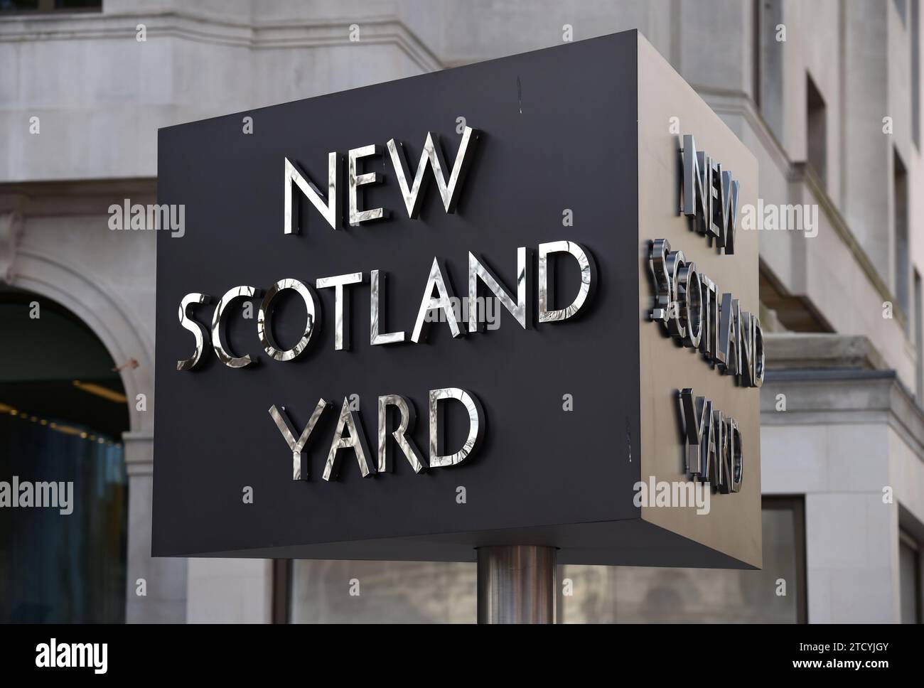 Aktenfoto vom 2/2017 des New Scotland Yard Schildes vor dem Hauptquartier der Metropolitan Police in London. Die Metropolitan Police wird ihre Offiziere und Mitarbeiter Schulen, um Sexismus und Frauenfeindlichkeit als Teil ihrer Bemühungen zur Bekämpfung von Gewalt gegen Frauen und Mädchen (VAWG) zu erkennen und aufzurufen. Der 10-Punkte-Plan der Truppe, der am Freitag gestartet wurde, umreißt eine Reihe von Verpflichtungen, die darauf abzielen, Vertrauen und Vertrauen aufzubauen, die Täter weiter zu verfolgen und sicherere Räume für die Öffentlichkeit zu schaffen. Ausgabedatum: Freitag, 15. Dezember 2023. Stockfoto