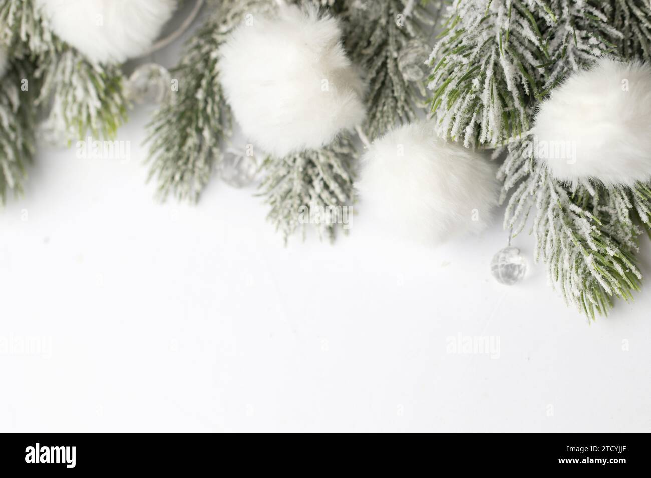 Weihnachtsdekoration grüne Weihnachtsbaumzweige und weiße Schneegirlande Grenze auf weißem Hintergrund. Abstraktes Weihnachtsfest mit kreativem, saisonalem Flatlay-Modell Stockfoto