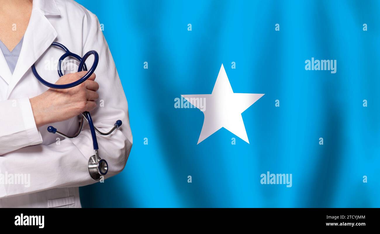 Somalische Medizin und Gesundheitskonzept. Doktor Nahaufnahme vor der Flagge Somalias Stockfoto