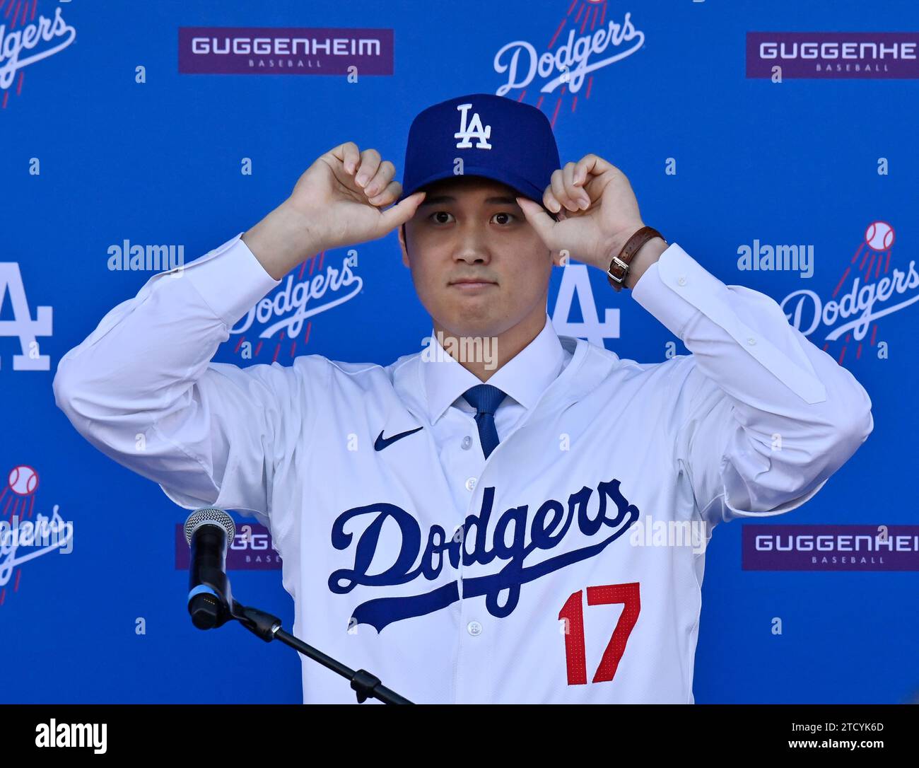 Shohei Ohtani trägt Dodger Blue zum ersten Mal heute, fünf Tage nachdem er einen 10-Jahres-Vertrag für einen historischen Berg von Geld bekannt gegeben hatte, als er während einer Pressekonferenz im Dodger Stadium in Los Angeles am Donnerstag, den 14. Dezember 2023 vorgestellt wird. Foto: Jim Ruymen/UPI Stockfoto