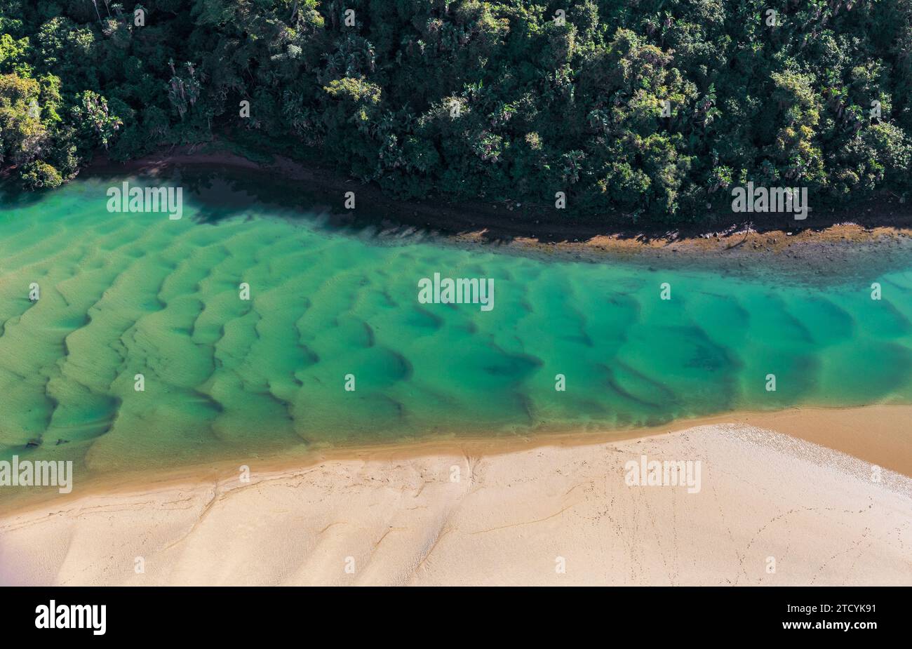 Abstrakte Luftaufnahme der Mündung und Mündung des Gonubie River. Stockfoto