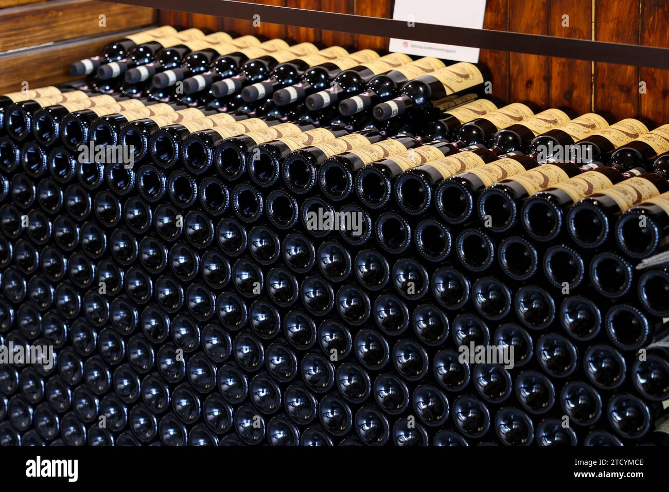 Monteriggioni, Italien - 17. September 2022: In einem Weinladen in Monteriggioni bei Siena wurden ordentlich Flaschen mit Chianti Classico zubereitet. Italien Stockfoto