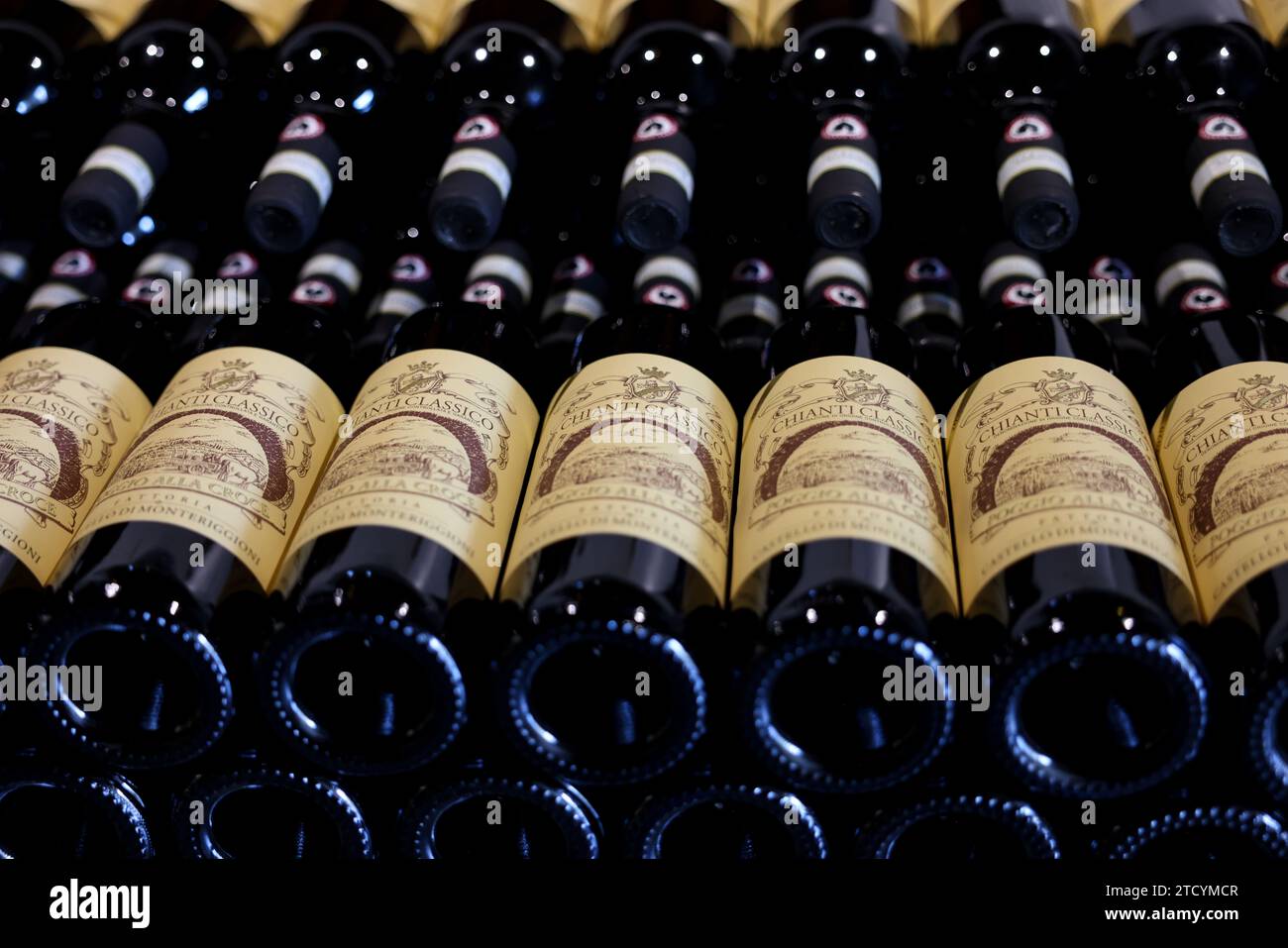Monteriggioni, Italien - 17. September 2022: In einem Weinladen in Monteriggioni bei Siena wurden ordentlich Flaschen mit Chianti Classico zubereitet. Italien Stockfoto