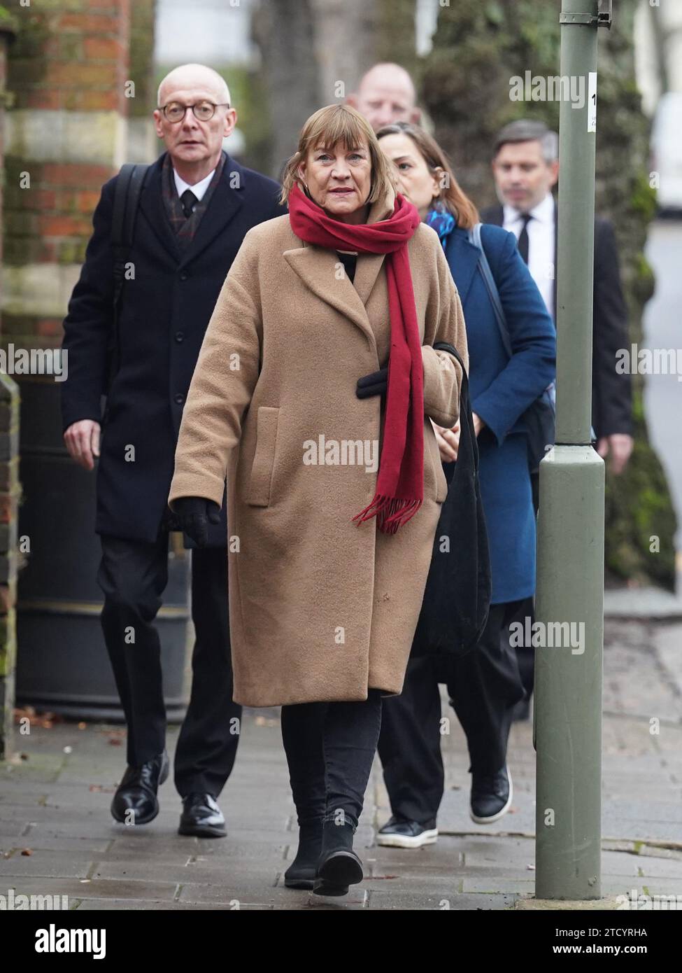 Trauer kommen für die Trauerfeier von Baroness Glenys Kinnock aus Holyhead, einer ehemaligen Ministerin, Abgeordneten und Ehefrau des ehemaligen Labour-Führers Lord Kinnock, im Golders Green Crematorium im Norden Londons. Bilddatum: Donnerstag, 14. Dezember 2023. Stockfoto