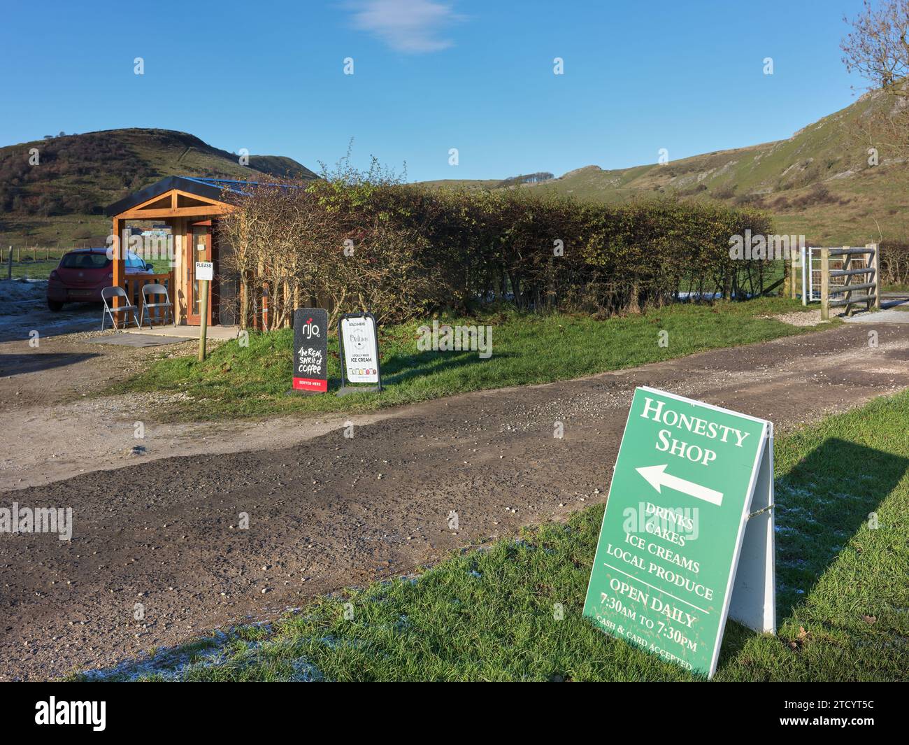 Honesty Shop im Dorf Hollinsclough, am Pfad in Richtung Chrome Hill und Parkhouse Hill und Earl Sterndale Village, Peak District Nationalpark, EN Stockfoto