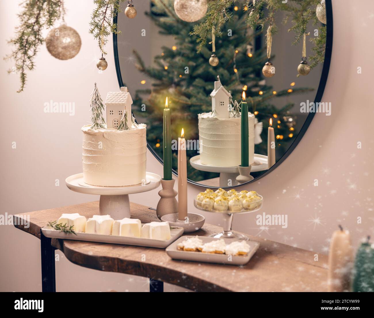 Verschiedene Weihnachtsfeierdesserts und Süßigkeiten. Süße Weihnachtskekse und -Kuchen Stockfoto