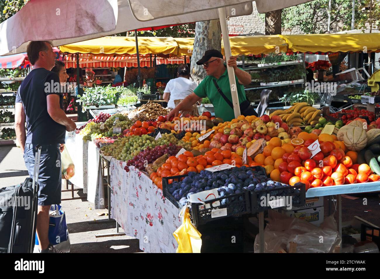 Obststand auf dem Markt im Freien, Split, Kroatien Stockfoto