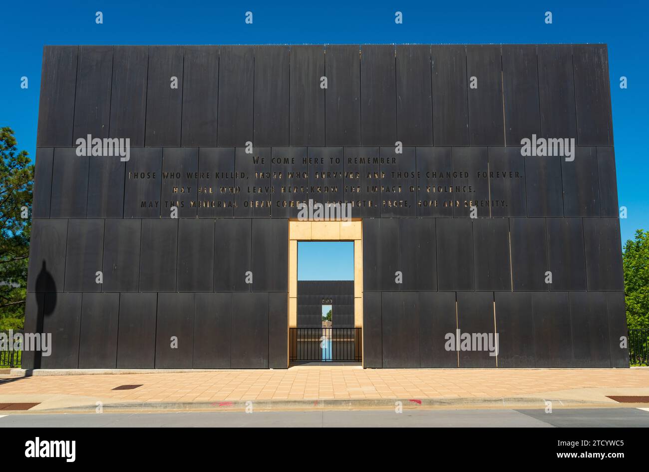 Die dunkle Torwand zeigt eine Reihe von eingravierten Buchstaben über einer kleinen zentralen Öffnung, die mit hellem Stein ausgekleidet ist, am Oklahoma City National Memorial, Oklahoma. Stockfoto