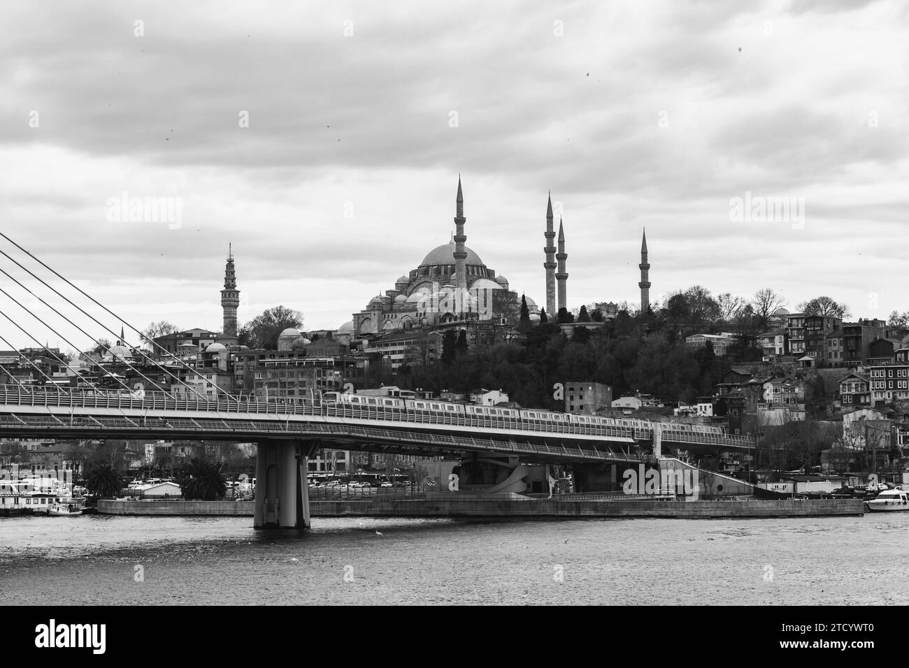 Istanbul, Turkiye - 7. März 2023: Die U-Bahn-Brücke, die zwei Seiten des Goldenen Horns in Istanbul verbindet Stockfoto