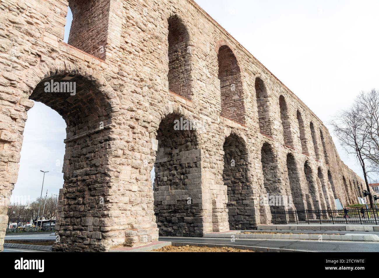 Istanbul, Turkiye - 7. März 2023: Das Aquädukt von Valens war ein römisches Aquädukt, das Ende des 4. Jahrhunderts n. Chr. erbaut wurde, um Konstantino mit Wasser zu versorgen Stockfoto