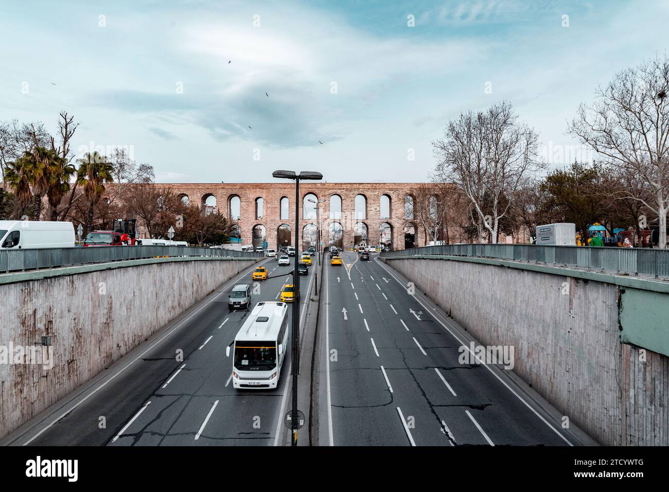 Istanbul, Turkiye - 7. März 2023: Das Aquädukt von Valens war ein römisches Aquädukt, das Ende des 4. Jahrhunderts n. Chr. erbaut wurde, um Konstantino mit Wasser zu versorgen Stockfoto