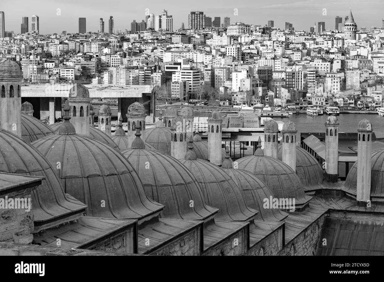 Istanbul, Turkiye - 7. März 2023: Panoramablick auf Istanbul hinter den Kuppeln des Suleymaniye-Komplexes mit Blick auf das Goldene Horn, Istanbul, Turki Stockfoto