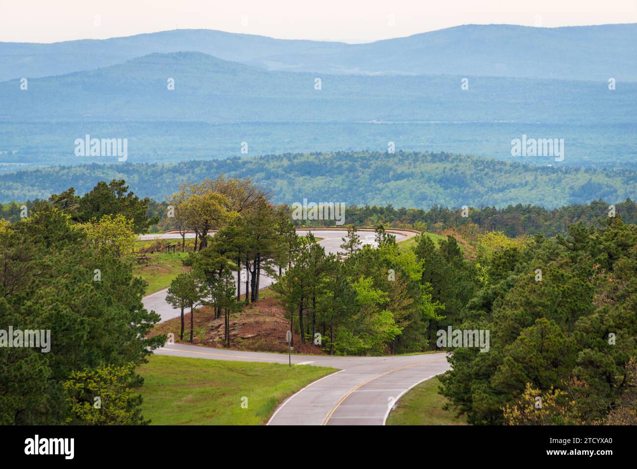 Die gewundene Straße am Talimena Scenic Drive, National Scenic Byway Stockfoto