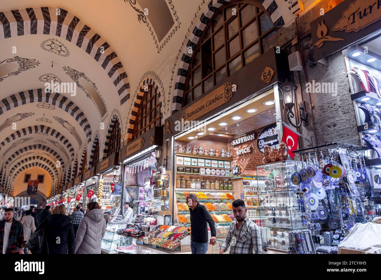 Istanbul, Turkiye - 7. März 2023: Der alte Gewürzbasar Misir Carsisi, eine der bedeutendsten touristischen Attraktionen in Eminonu, Istanb Stockfoto