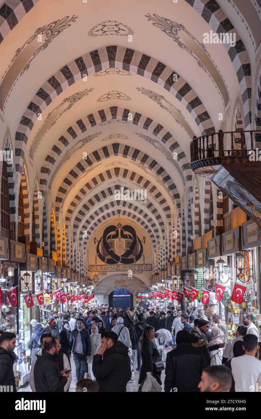 Istanbul, Turkiye - 7. März 2023: Der alte Gewürzbasar Misir Carsisi, eine der bedeutendsten touristischen Attraktionen in Eminonu, Istanb Stockfoto