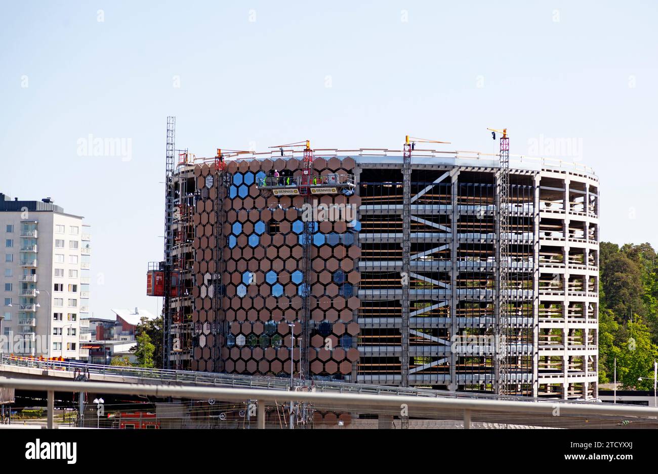 Solna, Schweden - 24. Mai 2023: Großes, rundes Parkhaus im Bau Stockfoto