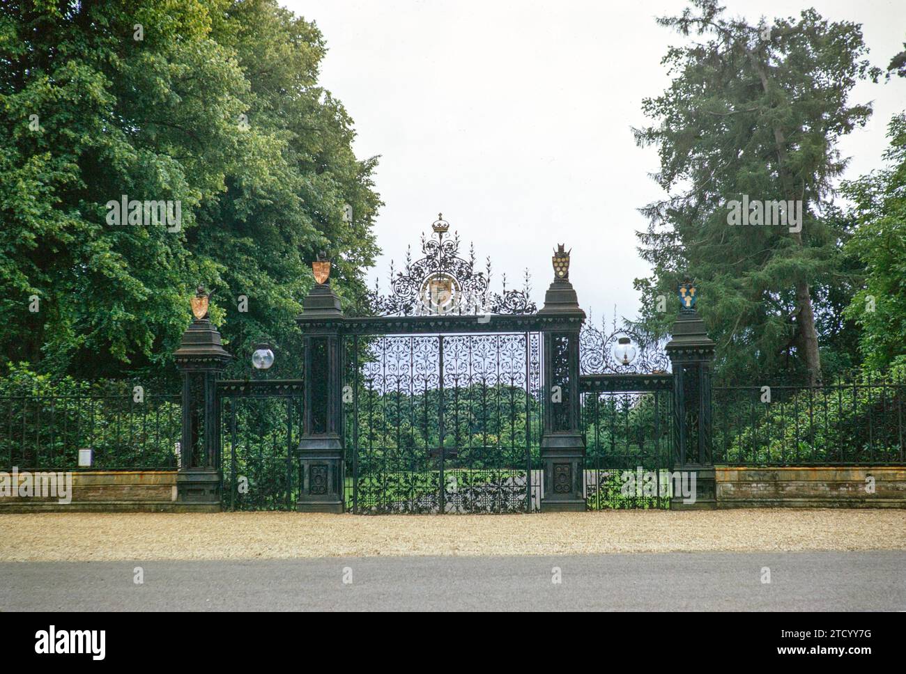 Verziertes Metallportal zum Royal Estate House and Gardens, Sandringham, Norfolk, England, Juli 1970 Stockfoto