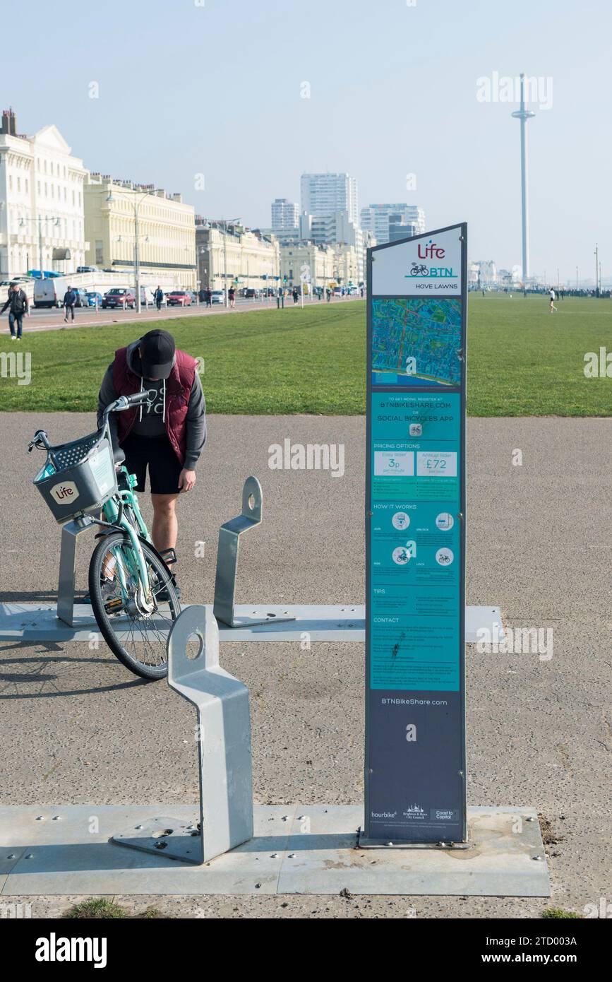 Fotos eines öffentlichen Fahrradverleihsystems und der Personen, die die Fahrradverleihräder pflegen. Stockfoto