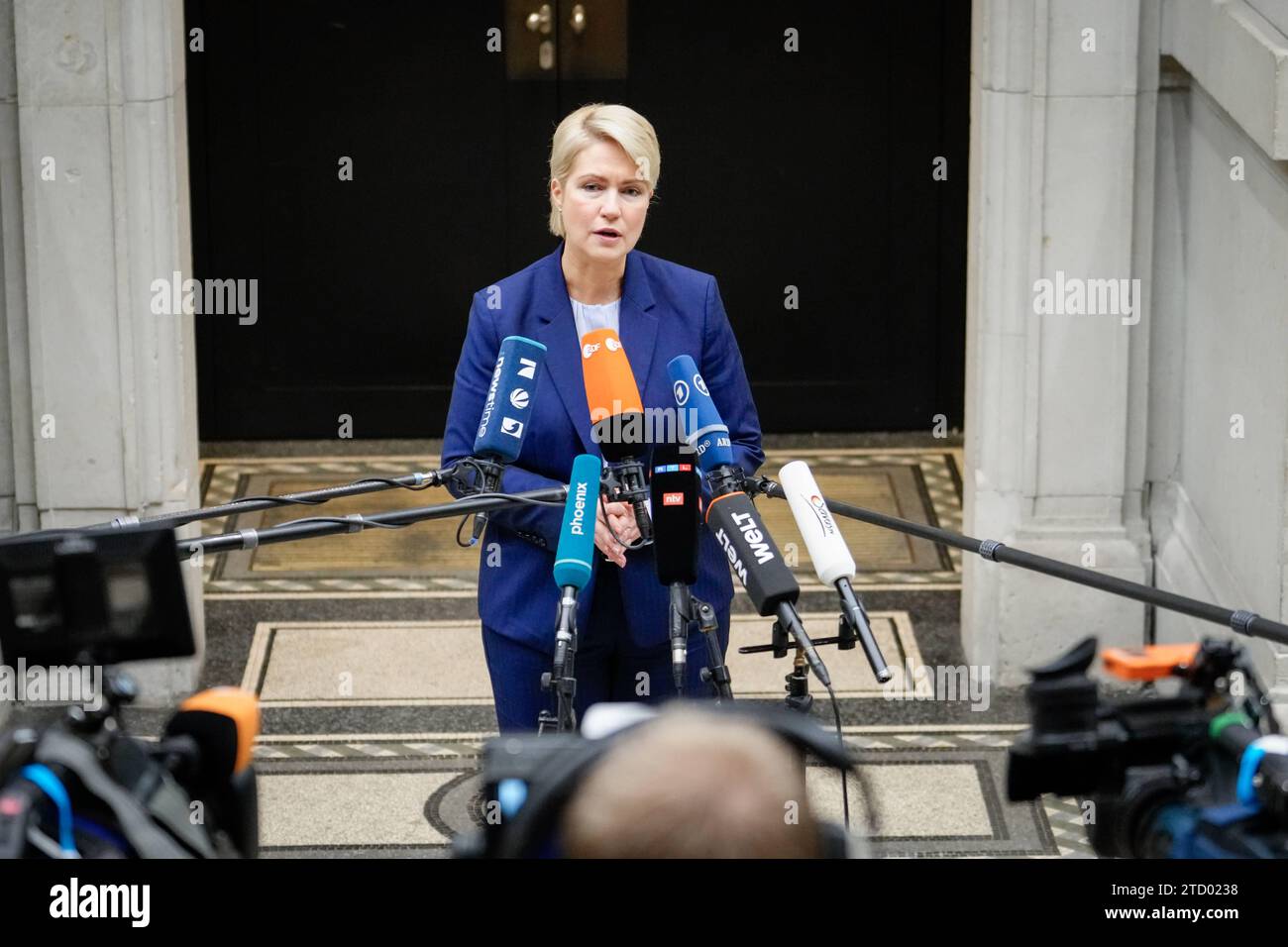 1040. Sitzung des Bundesrates Manuela Schwesig SPD Ministerpraesident von Mecklenburg-Vorpommern im Portrait beim Fernsehinterview im Rahmen der1040. Bundesratssitzung, Berlin, 15.12.2023 Berlin Deutschland *** 1040 Tagung des Bundesrates Manuela Schwesig SPD-Ministerpräsidentin Mecklenburg-Vorpommern im Porträt während des Fernsehinterviews bei der Bundesratstagung, Berlin, 15 12 2023 Berlin Deutschland Stockfoto