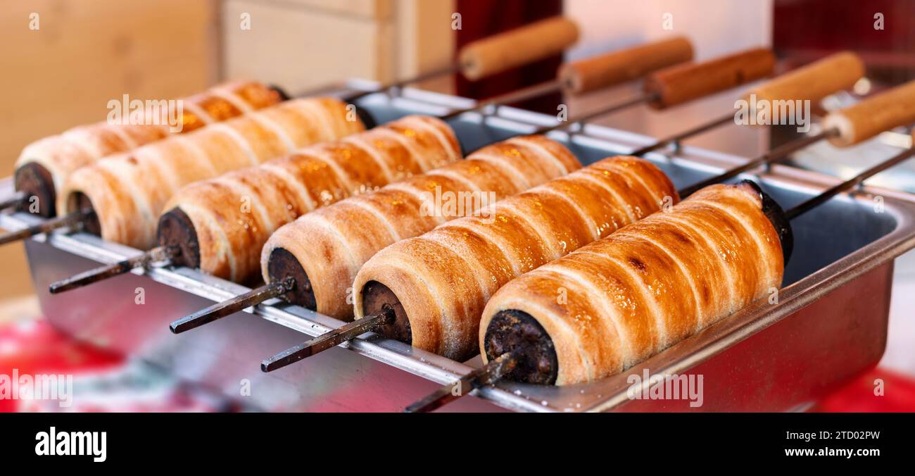 Spit Kuchen bei der Weihnachtsmesse Close-up. Schornsteinkuchen ungarisches Weihnachtsessen. Stockfoto